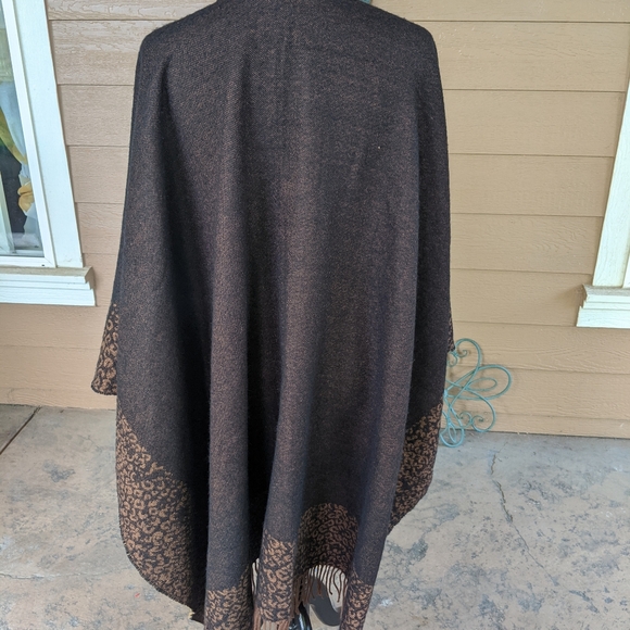 V. Fraas Brown Shawl with Leopard Print Hem with Fringe - Picture 3 of 4